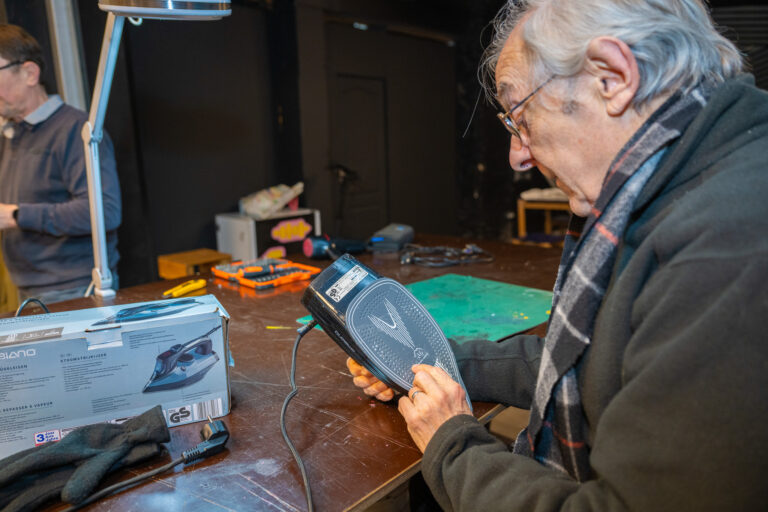 Tout les premiers mercredi du mois a lieu un repair cafe au fablab de la condition publique. Apres reservation gratuitement chacun viens avec son appareil a reparer pour favoriser le re-emploi donner une second vie et faire des economies. Repair cafe. Re-emploi. Seconde vie. Fablab. CP. Reparer.