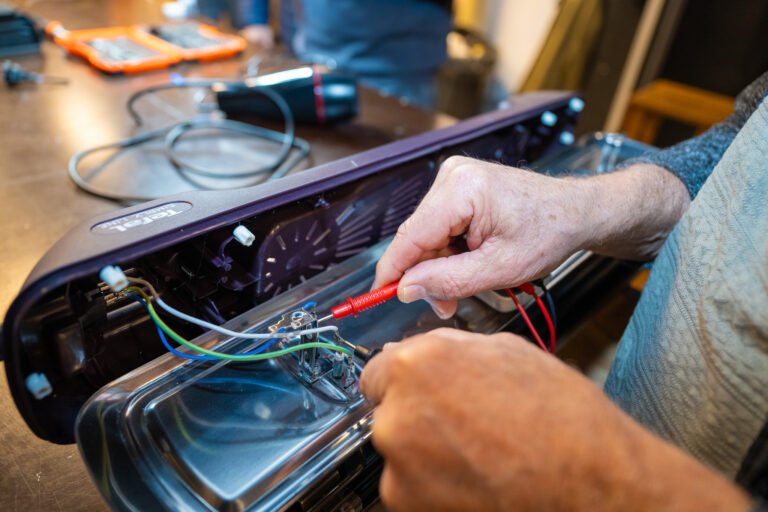 Tout les premiers mercredi du mois a lieu un repair cafe au fablab de la condition publique. Apres reservation gratuitement chacun viens avec son appareil a reparer pour favoriser le re-emploi donner une second vie et faire des economies. Repair cafe. Re-emploi. Seconde vie. Fablab. CP. Reparer.