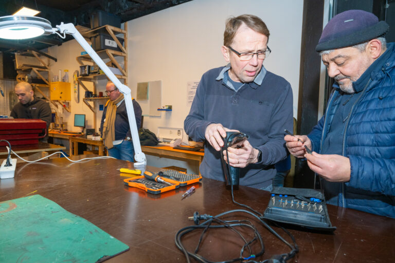 Tout les premiers mercredi du mois a lieu un repair cafe au fablab de la condition publique. Apres reservation gratuitement chacun viens avec son appareil a reparer pour favoriser le re-emploi donner une second vie et faire des economies. Repair cafe. Re-emploi. Seconde vie. Fablab. CP. Reparer.