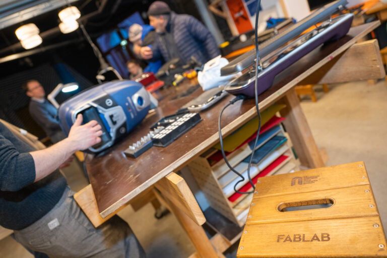 Tout les premiers mercredi du mois a lieu un repair cafe au fablab de la condition publique. Apres reservation gratuitement chacun viens avec son appareil a reparer pour favoriser le re-emploi donner une second vie et faire des economies. Repair cafe. Re-emploi. Seconde vie. Fablab. CP. Reparer.