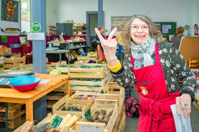 L'association El' Cagette installee dans une ancienne ecole dans le quartier de l'Epeule propose a ces adherents un magasin participatif de produits alimentaires et d'hygienes locaux bio et ethiques et de saison. Association. Alimentation. Magasin participatif. El'Cagette.