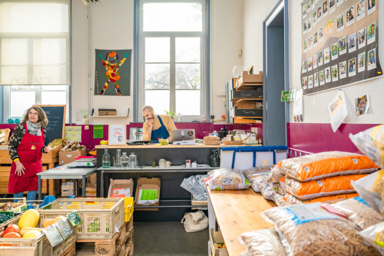 L'association El' Cagette installee dans une ancienne ecole dans le quartier de l'Epeule propose a ces adherents un magasin participatif de produits alimentaires et d'hygienes locaux bio et ethiques et de saison. Association. Alimentation. Magasin participatif. El'Cagette.