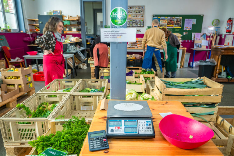 L'association El' Cagette installee dans une ancienne ecole dans le quartier de l'Epeule propose a ces adherents un magasin participatif de produits alimentaires et d'hygienes locaux bio et ethiques et de saison. Association. Alimentation. Magasin participatif. El'Cagette.