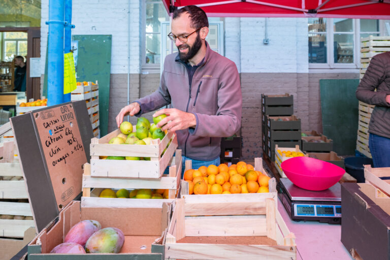 L'association El' Cagette installee dans une ancienne ecole dans le quartier de l'Epeule propose a ces adherents un magasin participatif de produits alimentaires et d'hygienes locaux bio et ethiques et de saison. Association. Alimentation. Magasin participatif. El'Cagette.