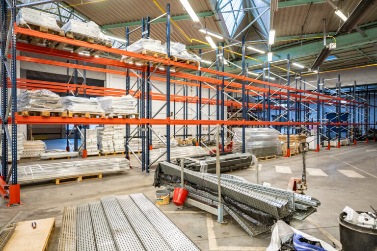 L'entreprise PRESRV est installe a Tissel Carihem dans les anciens locaux du trie postal. Elle recupere les materiaux issus des chantiers de deconstructions les remets en etat et les proposent a la vente pour les professionnels. L'entreprise accueil aussi d'autres startup en lien avec le re-emploi et la preservation comme le createur de l'appli ca vas ou? Re-emploi. Les 9 R. Entreprise. Tissel Carihem. Ca vas ou?