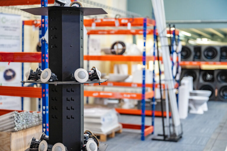 L'entreprise PRESRV est installe a Tissel Carihem dans les anciens locaux du trie postal. Elle recupere les materiaux issus des chantiers de deconstructions les remets en etat et les proposent a la vente pour les professionnels. L'entreprise accueil aussi d'autres startup en lien avec le re-emploi et la preservation comme le createur de l'appli ca vas ou? Re-emploi. Les 9 R. Entreprise. Tissel Carihem. Ca vas ou?