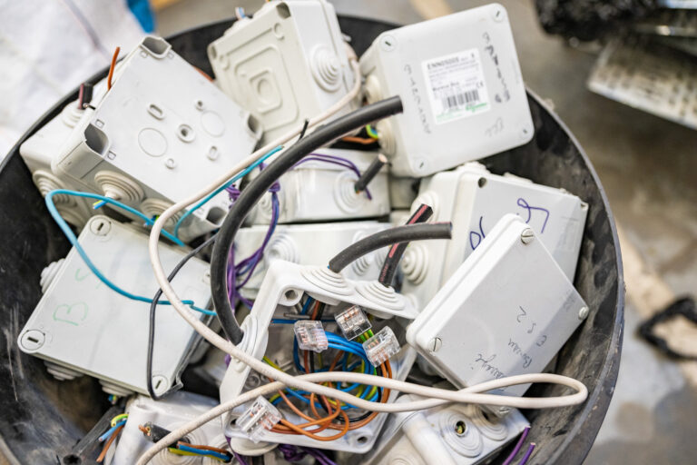 L'entreprise PRESRV est installe a Tissel Carihem dans les anciens locaux du trie postal. Elle recupere les materiaux issus des chantiers de deconstructions les remets en etat et les proposent a la vente pour les professionnels. L'entreprise accueil aussi d'autres startup en lien avec le re-emploi et la preservation comme le createur de l'appli ca vas ou? Re-emploi. Les 9 R. Entreprise. Tissel Carihem. Ca vas ou?