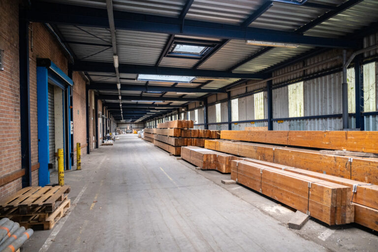 L'entreprise PRESRV est installe a Tissel Carihem dans les anciens locaux du trie postal. Elle recupere les materiaux issus des chantiers de deconstructions les remets en etat et les proposent a la vente pour les professionnels. L'entreprise accueil aussi d'autres startup en lien avec le re-emploi et la preservation comme le createur de l'appli ca vas ou? Re-emploi. Les 9 R. Entreprise. Tissel Carihem. Ca vas ou?